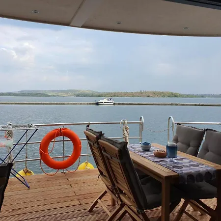 Сasa de vacaciones Hausboote Marina *