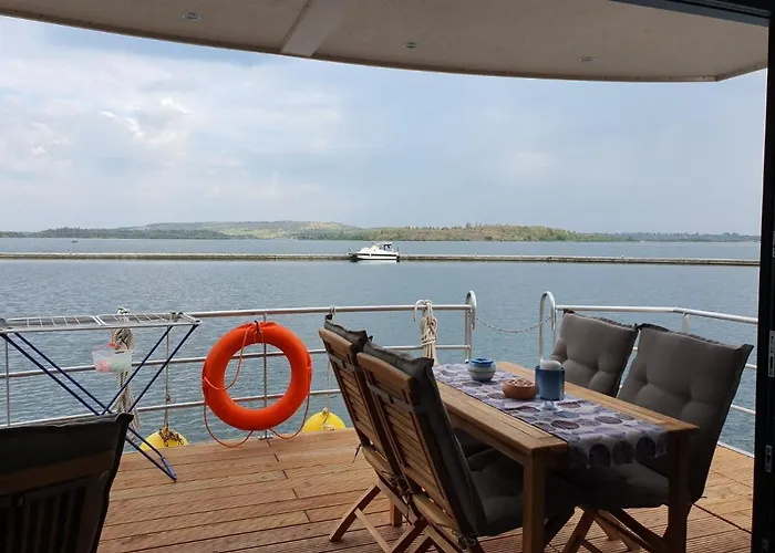 Nyaraló Hausboote Marina *