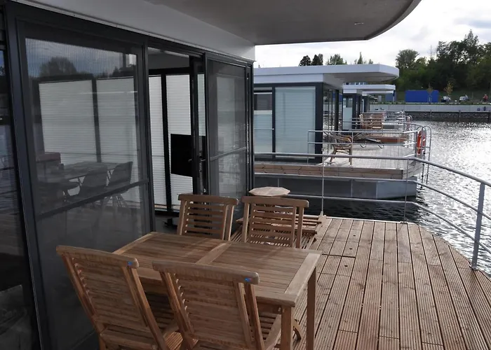 Nyaraló Hausboote Marina