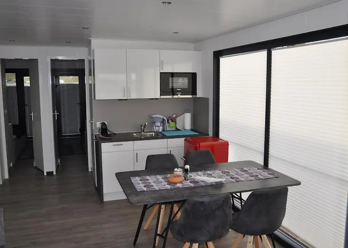 Nyaraló Hausboote Marina