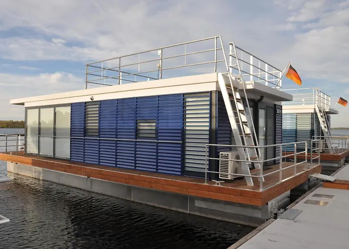 Nyaraló Hausboote Marina *